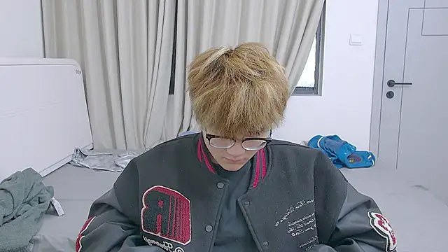 KK-cuteboy online show from April 5, 2026, 6:42 am