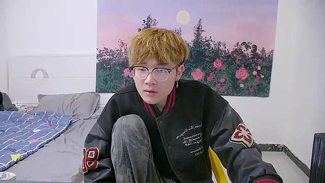 KK-cuteboy online show from April 8, 2026, 4:47 am