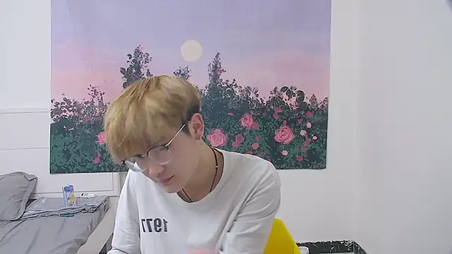 KK-cuteboy online show from April 12, 2026, 7:28 pm