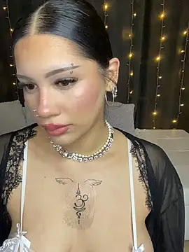 LoraShines online show from May 21, 2026, 5:21 pm