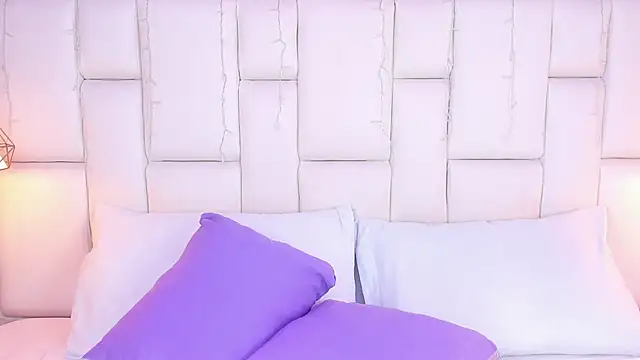 Snapshot of EmmaHolter chatting on November 5, 2025, 7:28 pm EmmaHolter online show from November 5, 2025, 7:28 pm