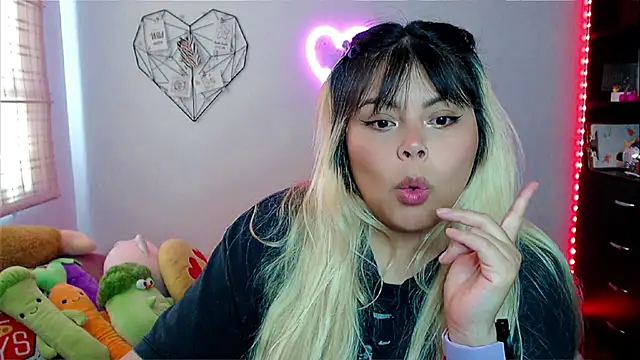 EllieMoonX online show from November 25, 2025, 8:31 pm