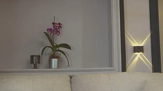 AbrilColls  online show from April 3, 2026, 9:10 pm