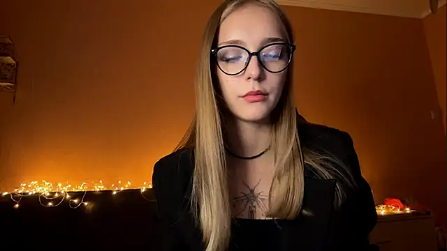 EvaPeace online show from October 9, 2025, 5:02 pm