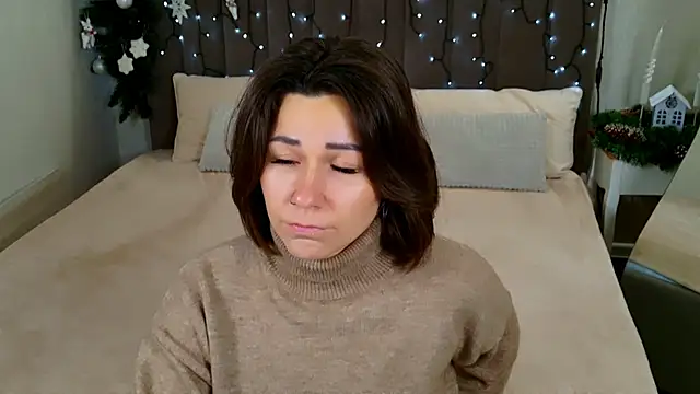 EdenSolis online show from December 15, 2025, 9:04 am