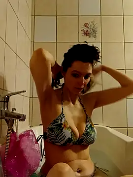 labellerose online show from December 17, 2025, 6:13 pm