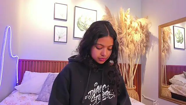 Snapshot of MIAHIVANOV chatting on November 25, 2025, 12:27 pm MIAHIVANOV online show from November 25, 2025, 12:27 pm