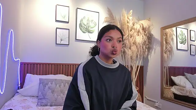 Snapshot of MIAHIVANOV chatting on November 21, 2025, 1:43 pm MIAHIVANOV online show from November 21, 2025, 1:43 pm