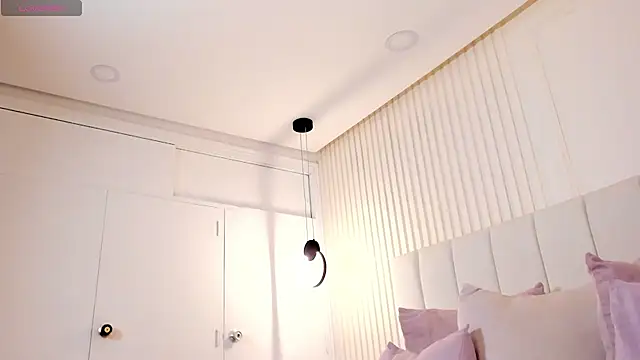 amira sanz online show from November 12, 2025, 4:05 am