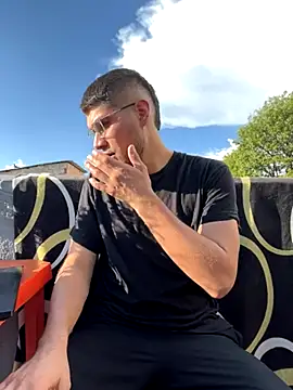 mirallesandbig online show from November 17, 2025, 9:19 pm