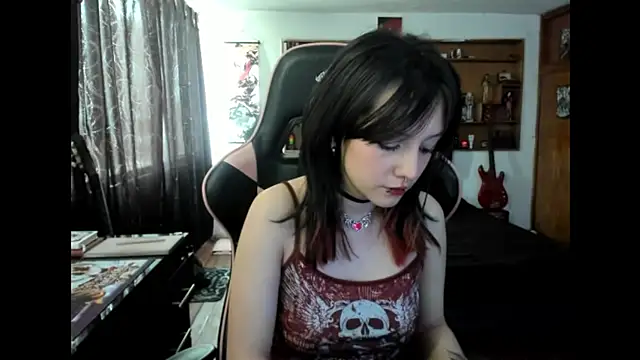 Maki Zein  online show from October 28, 2025, 8:08 pm