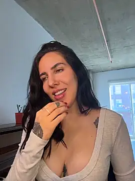 Lolathebaddie online show from March 17, 2026, 4:21 pm