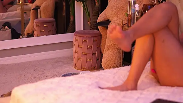 LuxenNoir online show from October 29, 2025, 5:50 am