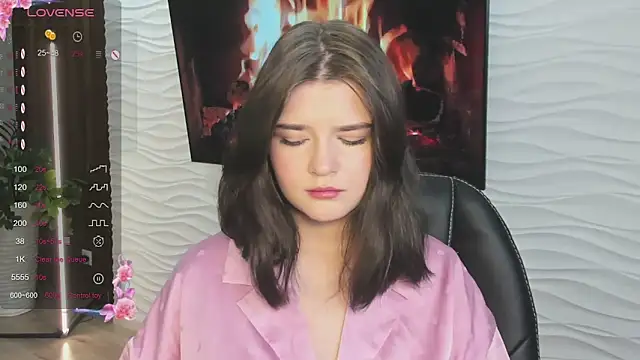 Mori Girll online show from November 3, 2025, 1:04 pm