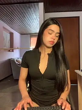 LunaMoore Pink online show from November 19, 2025, 12:49 pm