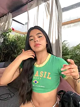 LunaMoore Pink online show from October 21, 2025, 1:10 pm