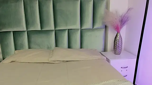 Snapshot of HollyPeach chatting on February 4, 2026, 7:31 pm HollyPeach online show from February 4, 2026, 7:31 pm