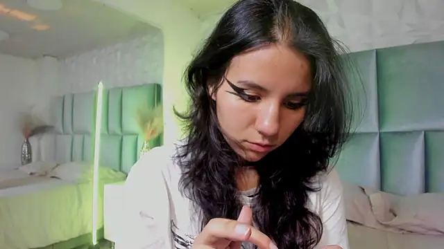 HollyPeach online show from March 5, 2026, 7:32 pm