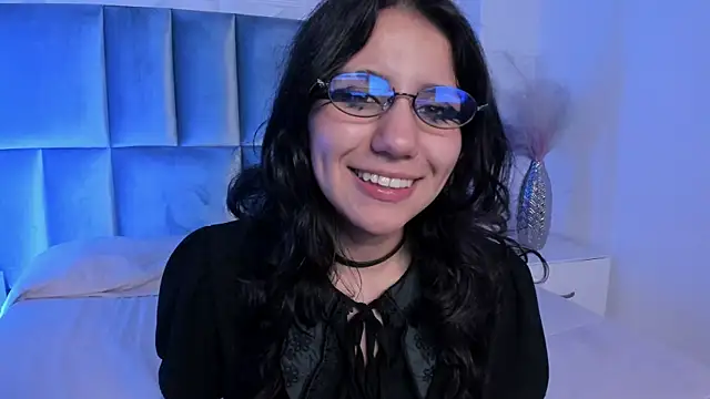 HollyPeach online show from May 19, 2026, 1:56 am