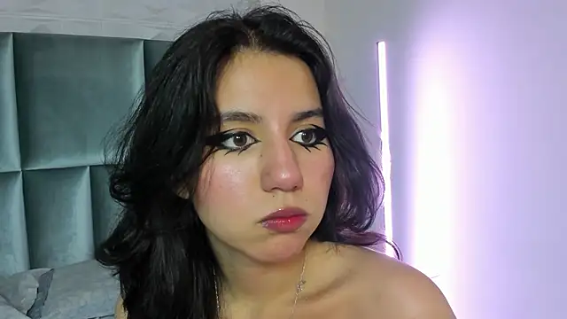 Snapshot of HollyPeach chatting on February 2, 2026, 7:24 pm HollyPeach online show from February 2, 2026, 7:24 pm