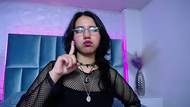 Snapshot of HollyPeach chatting on December 19, 2025, 8:00 pm HollyPeach online show from December 19, 2025, 8:00 pm