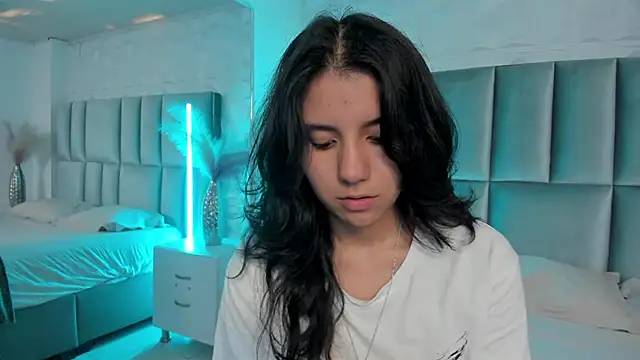 Snapshot of HollyPeach chatting on February 12, 2026, 7:35 pm HollyPeach online show from February 12, 2026, 7:35 pm