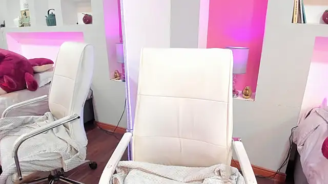 HollyPeach online show from April 13, 2026, 7:40 pm