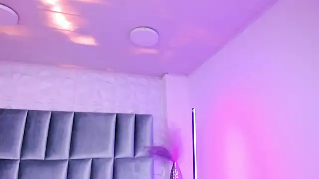 Snapshot of HollyPeach chatting on March 2, 2026, 7:32 pm HollyPeach online show from March 2, 2026, 7:32 pm