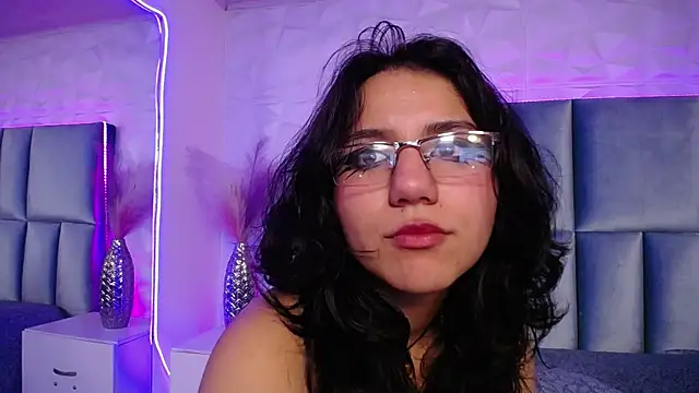 Snapshot of HollyPeach chatting on December 19, 2025, 7:55 am HollyPeach online show from December 19, 2025, 7:55 am