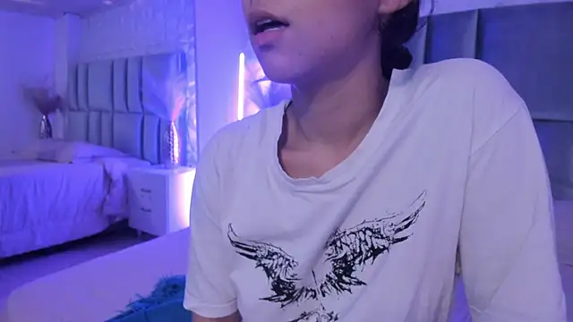 HollyPeach online show from March 11, 2026, 7:30 pm