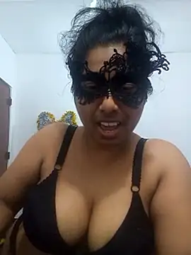 Expose Queen online show from April 16, 2026, 5:36 pm