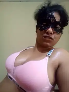 Expose Queen online show from March 18, 2026, 5:43 am