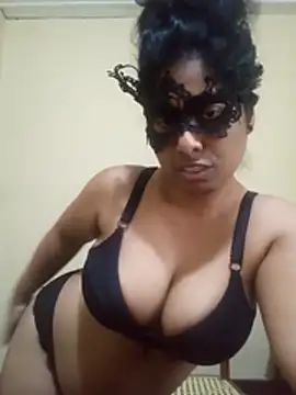 Expose Queen online show from November 21, 2025, 8:02 am