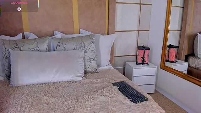 lyrabellini online show from December 22, 2025, 10:48 am