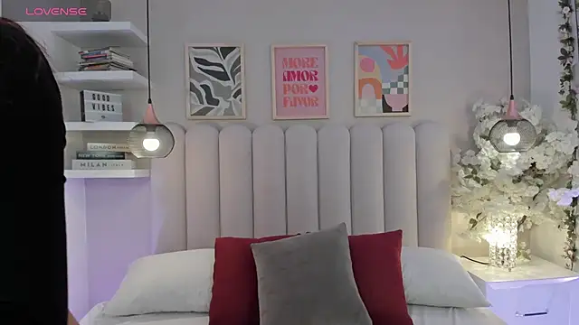 Isabella  gonzalez  online show from October 28, 2025, 3:29 am