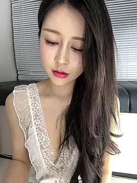 yiyi 3523 online show from May 27, 2026, 12:01 pm
