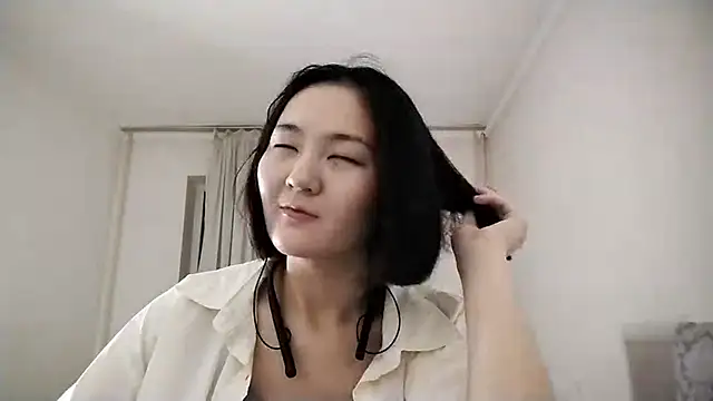 Lyndasilk online show from November 23, 2025, 3:22 pm