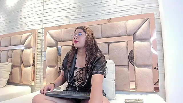 Snapshot of carlie_crow chatting on October 21, 2025, 11:20 am carlie crow online show from October 21, 2025, 11:20 am