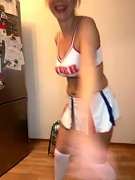 Snapshot of Roxane880 chatting on October 19, 2025, 4:10 pm Roxane880 online show from October 19, 2025, 4:10 pm