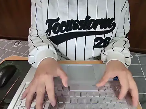 Hanna Mina online show from December 17, 2025, 5:01 am