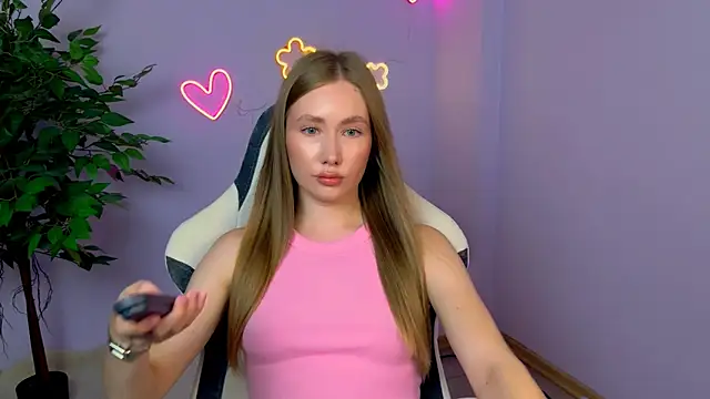 EllyColins online show from July 10, 2026, 4:01 am