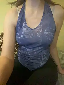 Snapshot of KittieCreme chatting on November 7, 2025, 12:42 pm KittieCreme online show from November 7, 2025, 12:42 pm