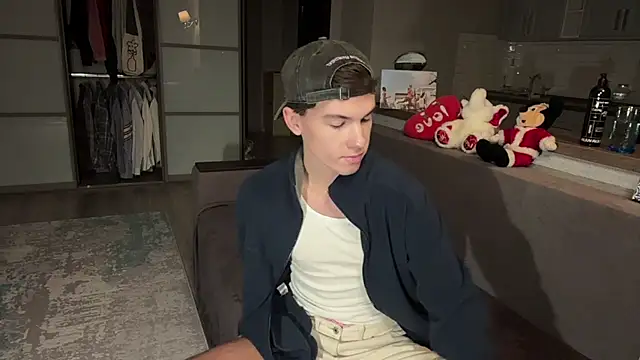 Jeremy1Scott online show from November 15, 2025, 3:21 am