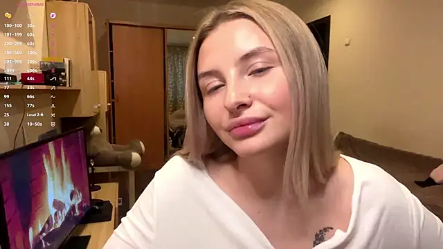 VictoriaMystery online show from November 21, 2025, 1:43 pm