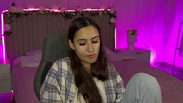 RebeckaThornton online show from November 18, 2025, 5:49 pm