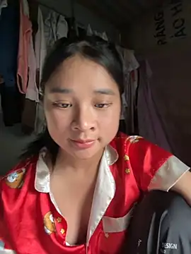 Linh-xxx online show from October 31, 2025, 6:10 am