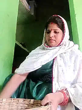 Karishma cute online show from November 18, 2025, 9:45 am