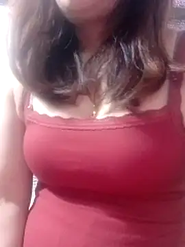 YiyinLy online show from March 16, 2026, 6:39 am