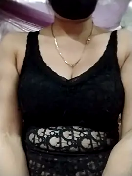 YiyinLy online show from November 2, 2025, 11:59 am