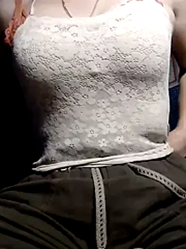 YiyinLy online show from February 10, 2026, 1:10 pm